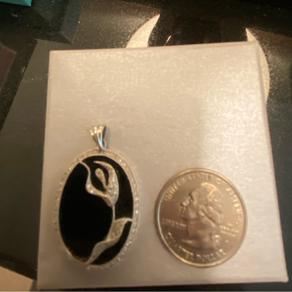 White gold and onyx floral pendant - Picture 7 of 7